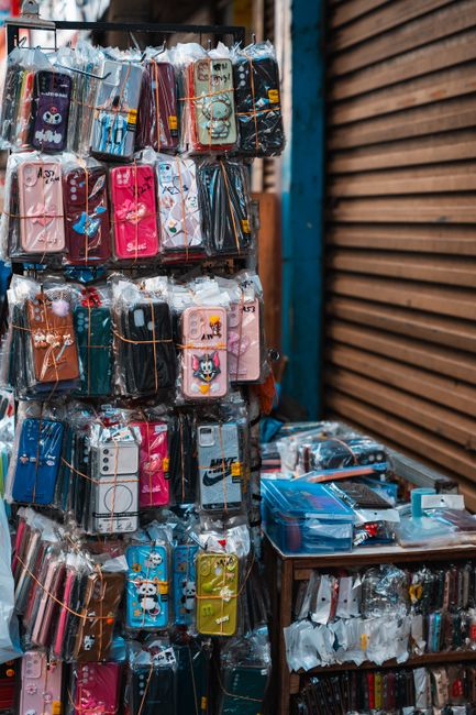 عرض إكسسوارات موبايل وكمبيوتر بالجملة داخل المحل